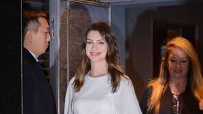 ‘첫 방한’ 앤 해서웨이, 행사장서 포착…누리꾼 “여신이 이런 곳에”
