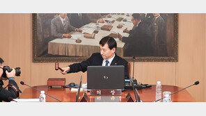 韓銀 기준금리 1.5%로 동결… 美와 금리역전 예고 