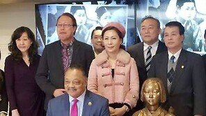 소녀상 헌화 잭슨 목사 “日, 위안부 사과해야”