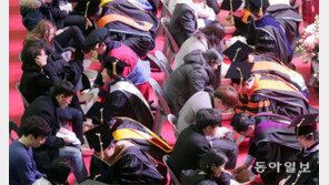 제자 섬기는 마음으로… 대학 신입생 세족식