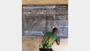 컴퓨터 없어 칠판에 MS워드 화면 그리고 수업…너도나도 돕자 ‘온정’ 밀물