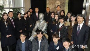 인촌기념회, 고교-대학생 42명에 장학증서