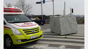 차로 바꾸다 12톤 석재 ‘쿵’… 옆 트럭 운전자 참변