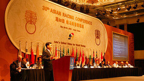 말은 달라도 말로 하나되는 ‘세계인의 경마축제’