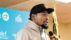 백악관 대신 고향 학교 찾은 케빈 듀랜트