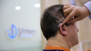 노인성 난청, 보청기 양쪽 착용 필요 … “높은 가격에 구입 힘들어”