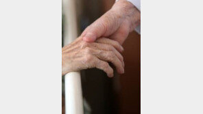 죽은 줄 알고 장례식장 보냈는데…수의 입히는 데 손가락 ‘움찔’ 