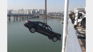 서울 광진교서 승용차 난간 뚫고 한강으로 추락…40대 운전자 사망