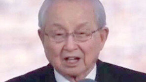 돌보던 죄수들이 만든 십자가 들고 ‘하늘로 이사’