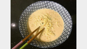 태진아표 ‘우유콜라라면’ SNS 시식평 봇물 …“비주얼은 별로인데 맛은 진짜!” 