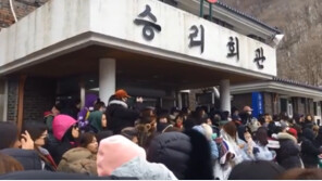 ‘특혜 입학’ 정용화, 입대 현장 팬들로 북적…인사 없이 차타고 ‘슝~’ 