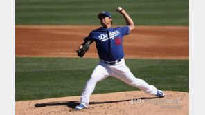 ‘커브만 빼고 굿’, 류현진 첫 실전 등판서 2.2이닝 1실점