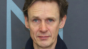 ‘박사 테너’ 이언 보스트리지 “예술가 변신 후 글 더 잘 써져” 