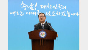 [동아 포토]안희정 성폭행 파문…고개숙인 남궁영 충남도 행정부지사