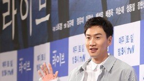 [동아포토]이광수 ＂라이브에서 만나요＂