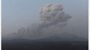 일본 화산 신모에다케 분화…연기 2300m 상공까지 치솟아 