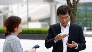 [청계천 옆 사진관]‘지사님 넥타이…’ 지난해 안희정과 김 비서 