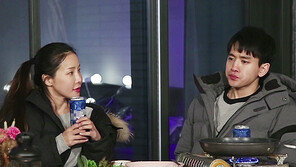 [연예뉴스 HOT5] 17세 차 커플 미나-류필립 부부됐다