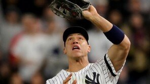 [정재우 전문기자의 MLB 트래커] 스탠튼 좌익수 변신·저지도 플랜B 준비 ‘공존을 위한 실험’