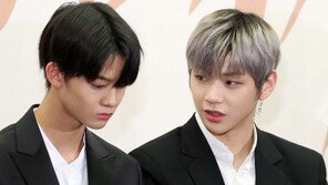 [동아포토]워너원 배진영-강다니엘, 속삭속삭