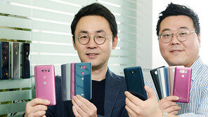 오묘와 애매 사이… 스마트폰 ‘색다른 색’ 찾는 승부사들