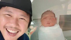 ‘득녀’ 육중완, 딸과 찍은 사진 공개…“아빠랑 판박이”