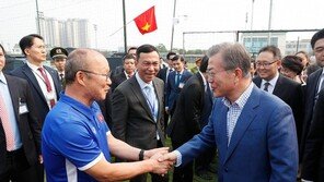 베트남 도착한 문재인 대통령, ‘베트남 영웅’ 박항서 감독 만나 격려