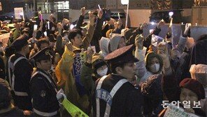 日서도 타오른 촛불… 시위대 “아베 퇴진”, 시민들은 “스고이” 