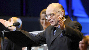 빈민 아이들에 음악의 구원 주고 떠나다