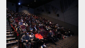 [퇴근길 문화]“어디선가 목소리가 들려”…세계 최초 VR 4DX 영화 보니