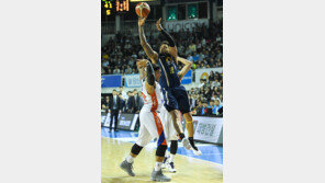 지역방어 버린 KCC, 전자랜드 꽁꽁 묶고 4강행