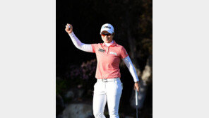 ‘30대 미키마우스’ 지은희, 홀인원-우승 두 번 웃다