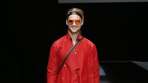 [Q매거진]모노톤 룩에 톡톡 튀는 ‘비비드 스타일’ 인기