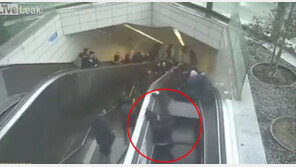 발 올리자마자 ‘와르르’…탑승객 집어삼킨 에스컬레이터 사고 ‘살벌’