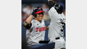 시즌 첫 홈런 김현수, 류중일 감독에 첫승, 환영 축포 쏘다