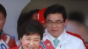 ‘세월호 7시간’ 논평 뭇매 홍지만 대변인, 날 때부터 ‘친박’