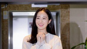 ‘출산 후 첫 공식석상’ 김태희 사진에…“미모 어디 가나?” 온라인 ‘난리’