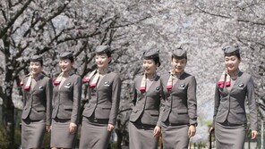 [단독] 아시아나항공 女승무원 30년 만에 모자 벗는다