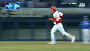 정성훈, KIA 복귀 첫 선발경기서 ‘첫타석 솔로포’…호수비까지