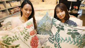 “밝고 화사한 꽃무늬 침구로 침실 꾸미세요”