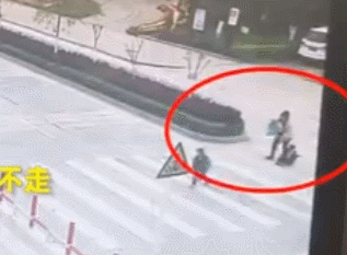 [영상]아들 차에 치일 때 엄마는 휴대전화만…비난 쇄도