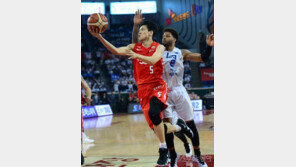 ‘KCC와 경기’ SK 김선형, 돌파 시도 중 반칙 당해