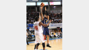 ‘2패 뒤 1승’ KCC, 4강 PO 벼랑서 기사회생