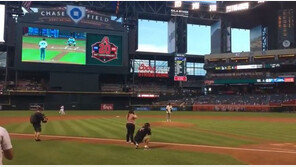 김병현, 류현진 경기 앞서 시구…사이드암 아닌 ‘오버핸드’