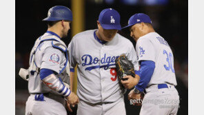 류현진 볼넷5개로 FA시즌 첫 등판 고전