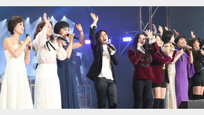 남북 가수들 어울려 ‘백두와 한나는 내 조국’ 합창