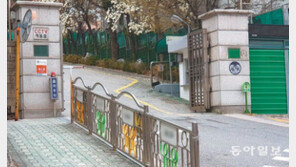 “학부모”라고 말하자… 신분증도 안 보고 ‘들어가라’ 손짓