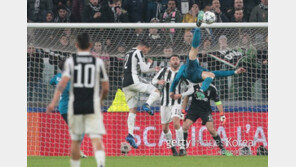 [챔피언스리그]“숨 막혀” “암살자”…‘환상 오버헤드킥’ 호날두, ‘9.9’ 넘사벽 평점  