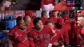 [영상] ‘ML 첫 홈런’ 오타니, 동료들 ‘무시 신고식’에…“혀엉~” 애교 만점