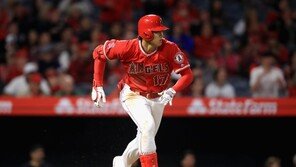 첫 승이어 첫 홈런 때린 오타니, 투타 완벽 조화